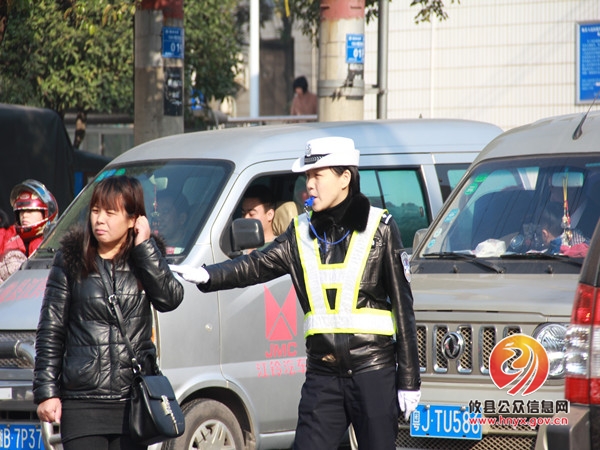 交警大队：车流中的交警风采（组图）
