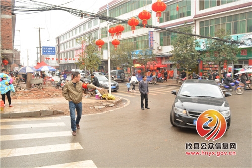 石羊塘镇机关干部上路保畅通