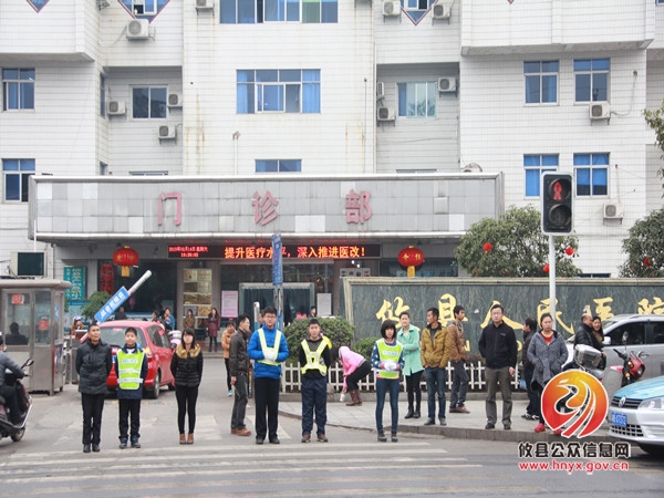 交警大队：义务劝导员列“人墙”护平安行