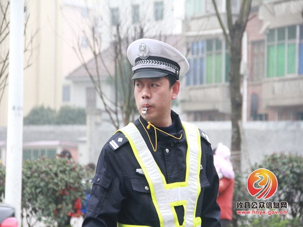 交警大队：车流中的交警风采（组图）