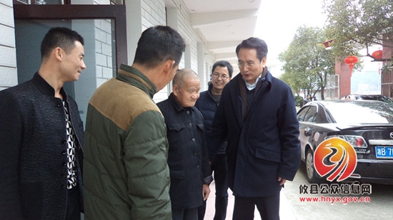 国务院侨务办副主任谭天星回乡看望孤寡老人
