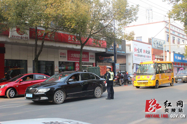 干警上街劝导保畅通 市民纷纷点赞