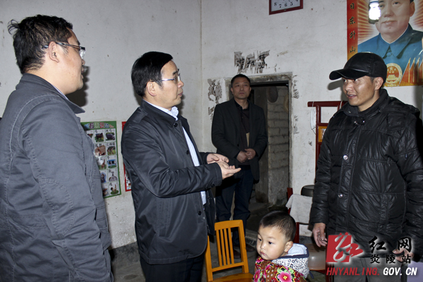 黄诗燕走访慰问困难群众