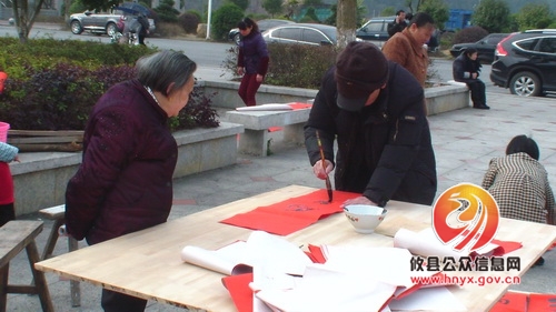 【迎新春】黄丰桥镇举办免费送春联活动