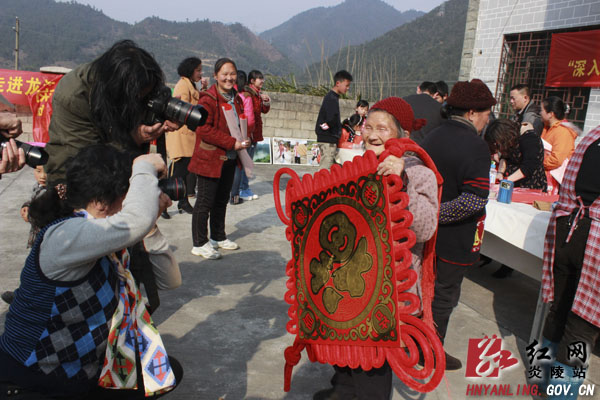 拍全家福送春联 市文艺志愿者为瑶乡群众送文化“年货”