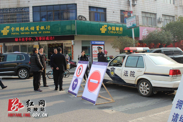 干警上街劝导保畅通 市民纷纷点赞