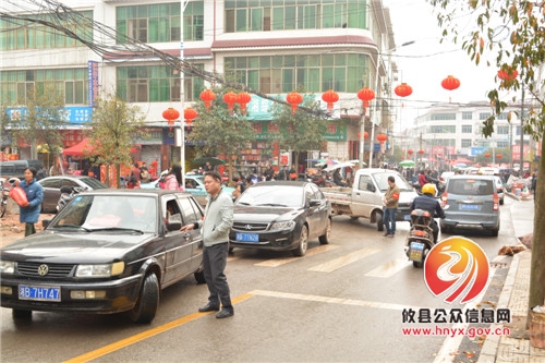石羊塘镇机关干部上路保畅通