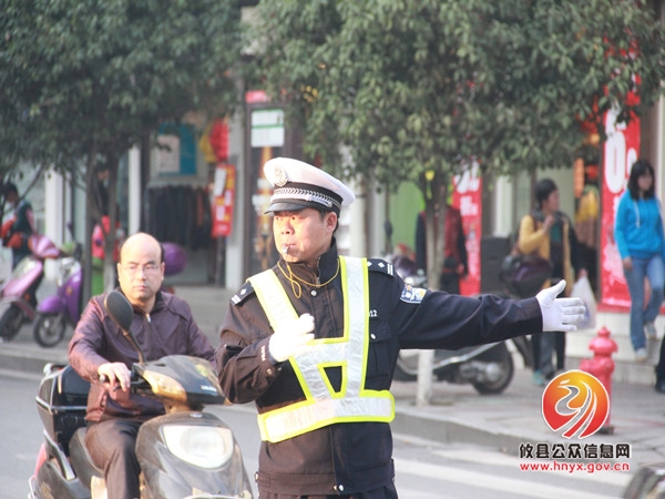 交警大队：车流中的交警风采（组图）