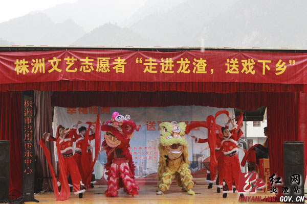 拍全家福送春联 市文艺志愿者为瑶乡群众送文化“年货”