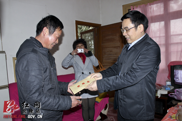黄诗燕走访慰问困难群众