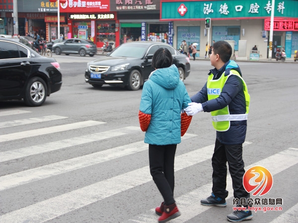 交警大队：义务劝导员列“人墙”护平安行