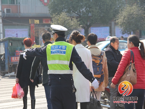 交警大队：车流中的交警风采（组图）