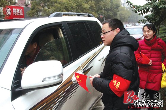 【百姓关注】志愿者文明劝导，保障“两会”顺利开[图]