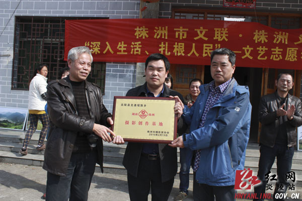 拍全家福送春联 市文艺志愿者为瑶乡群众送文化“年货”