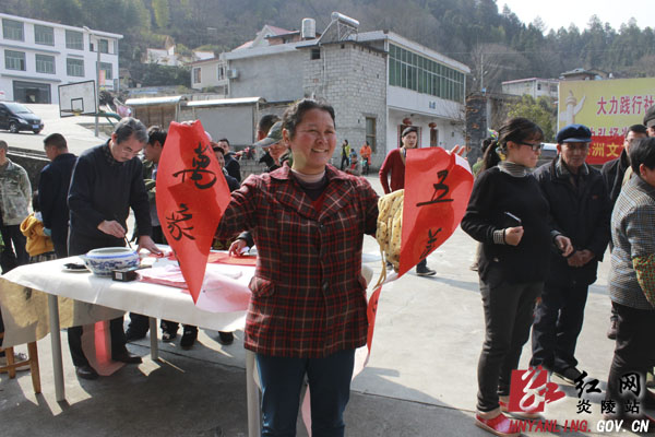 拍全家福送春联 市文艺志愿者为瑶乡群众送文化“年货”