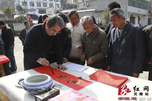 拍全家福送春联 市文艺志愿者为瑶乡群众送文化“年货”