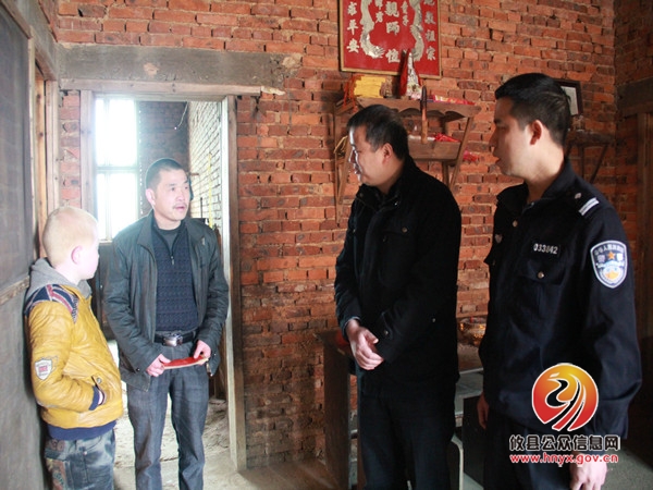 交警大队长吴伟民率队走访慰问特困驾驶员
