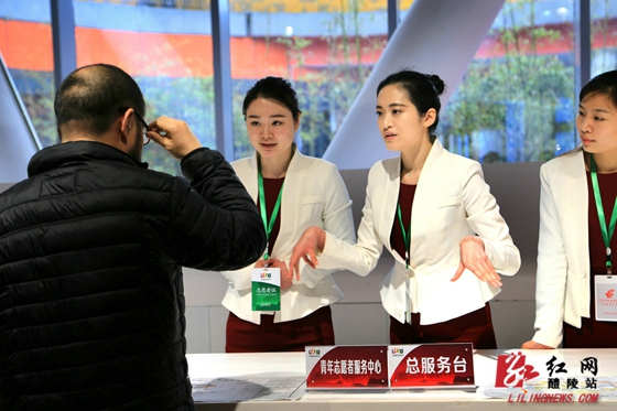 【直击瓷博会】前方速递：志愿者挥洒汗水，他们也是蛮拼的[图]