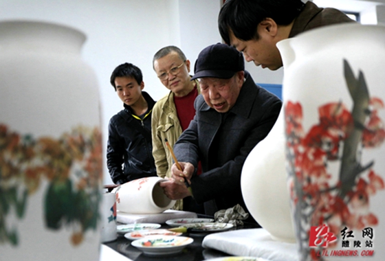 【瓷博快讯】挥毫泼墨，献礼瓷博会：艺术大师创作交流笔会举行