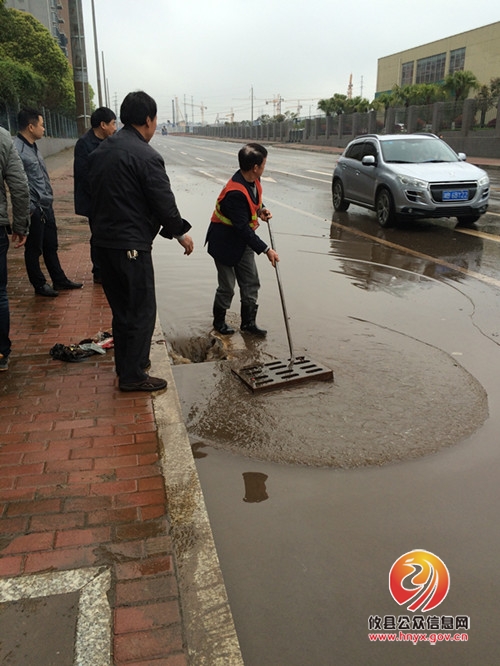 梅雨季节，市政工作者积极应对城区路面积水情况