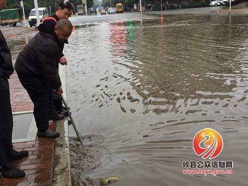 梅雨季节，市政工作者积极应对城区路面积水情况