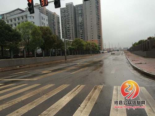 梅雨季节，市政工作者积极应对城区路面积水情况