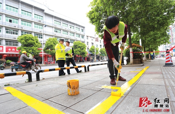 城区主次干道划设摩托车泊位 摩托车、电动车停放“对号入座”[图]