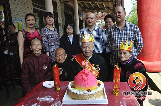 志愿者给90岁抗日老兵过生日