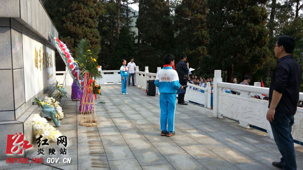 我县清明时节万人祭扫革命先烈（组图）