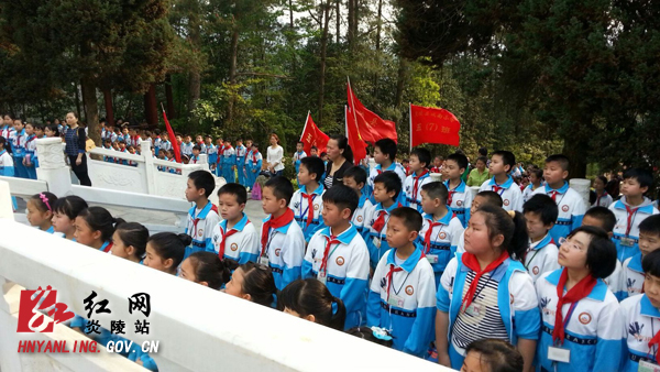 我县清明时节万人祭扫革命先烈（组图）