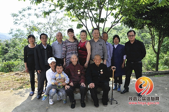 志愿者给90岁抗日老兵过生日