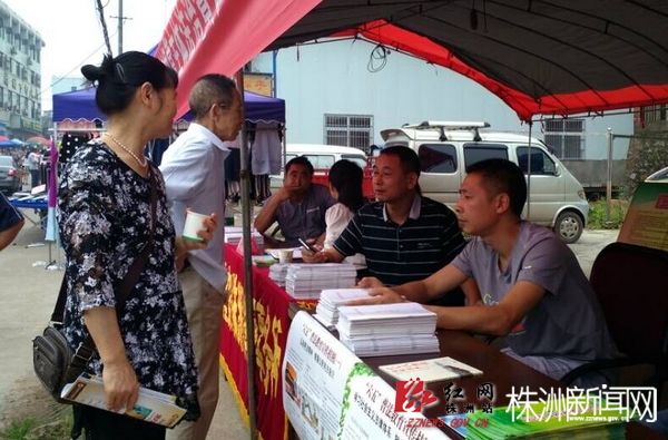全省农村法制宣传教育月 云龙示范区摆摊设点/宣传车开进乡镇