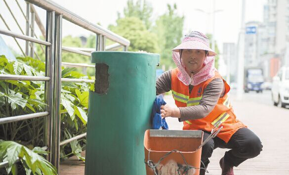 株洲女环卫工擦净垃圾桶内胆 感人一刻获网友点赞