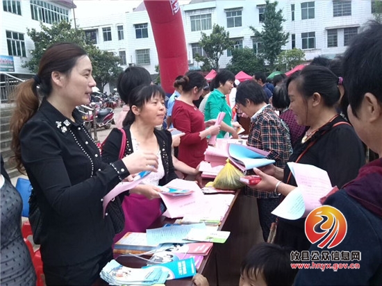 县妇联“家庭律师社区行”再次出发