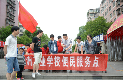 媒体记者进校园 义务维修进社区
