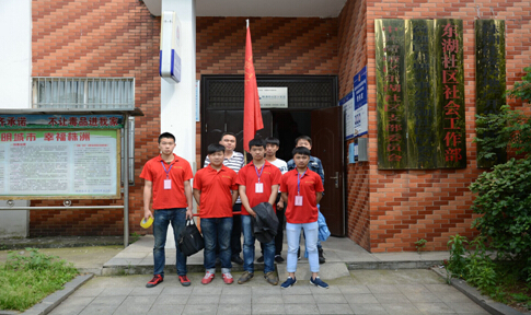 媒体记者进校园 义务维修进社区