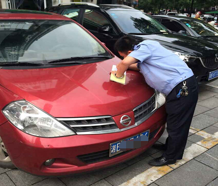 芦淞城管大队加大劝导车辆乱停放行为