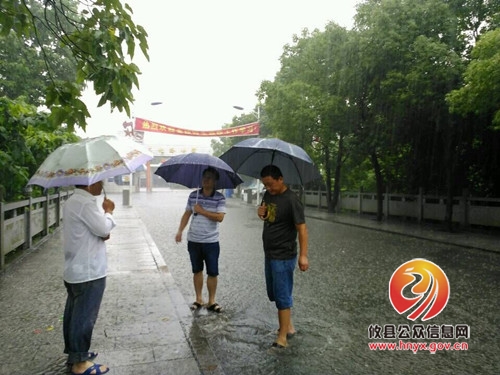 攸县市政园林管理处：不畏艰辛　排除雨患