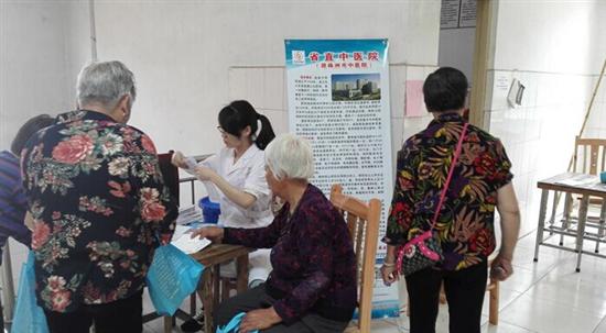 省直中医院到平山乡进行免费体检活动