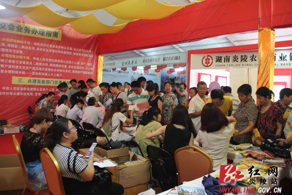 【房交会花絮】外县市民看到宣传 赶来参加房交会