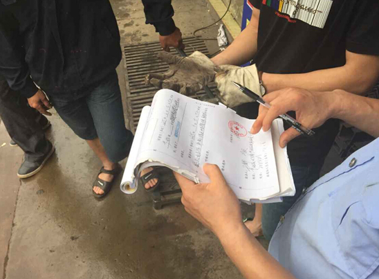芦淞城管开展违规地锁清理工作