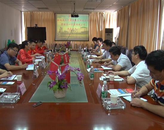 市人大常委会主任刘力量来县调研华新水泥厂