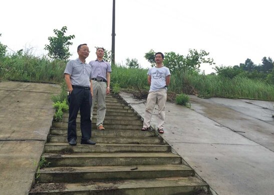 区委组织部、人社局深入三联水库查看汛情