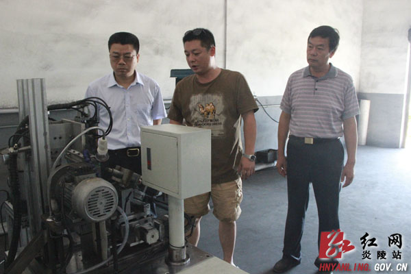 做好服务 推进全县工业经济与中小企业创业园发展