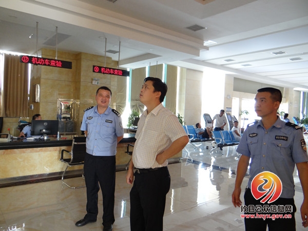 省交管局副局长杨志红来我县交警大队视察交通安全管理工作