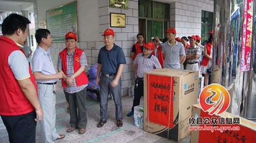 县财政干部看望慰问孤寡老人、残疾儿童