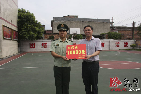 庆"八一":县领导慰问驻炎部队官兵