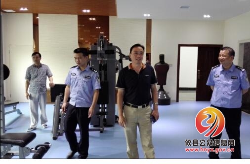 县总工会主席张益群一行到交警大队视察指导职工之家建设