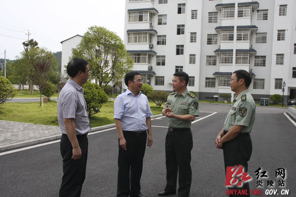 庆"八一":县领导慰问驻炎部队官兵