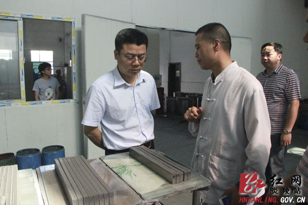 做好服务 推进全县工业经济与中小企业创业园发展